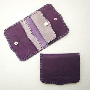 Cartera de piel morada